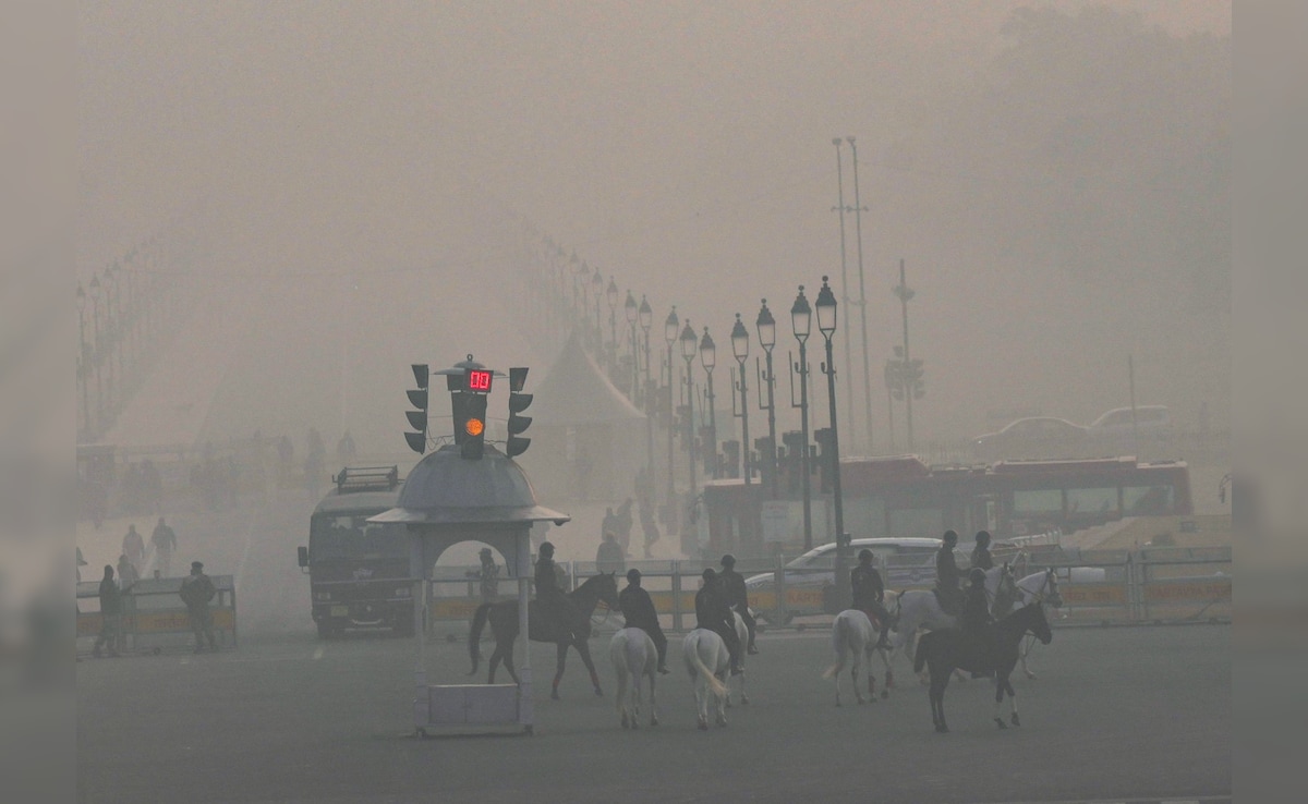 Dense Fog In Delhi, Air Quality Edges Close To 