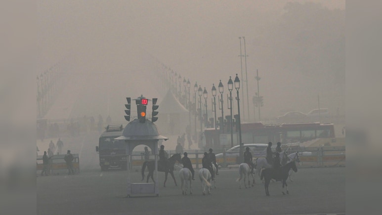 Dense Fog In Delhi, Air Quality Edges Close To 'Severe' Category