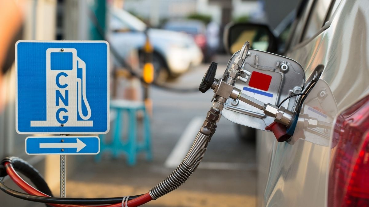 CNG 2 रुपये महंगी हुई, मुंबई में बढ़े रेट, ऑटो टैक्सी चालकों को झटका