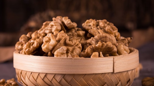 Health benefits of walnuts for heart health and brain health