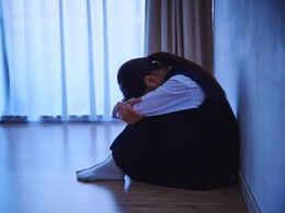 Pune News : शालेय विद्यार्थिनीचा शिक्षकाकडून विनयभंग; शेजारील बाकावर बसले अन्... संतापजनक प्रकार