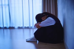 Pune News : शालेय विद्यार्थिनीचा शिक्षकाकडून विनयभंग; शेजारील बाकावर बसले अन्... संतापजनक प्रकार