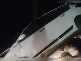 दिल्ली-मुंबई एक्सप्रेसवे पर जबरदस्त हादसा, अज्ञात वाहन से टक्कर के बाद खाई में गिरी कार; 2 की मौत