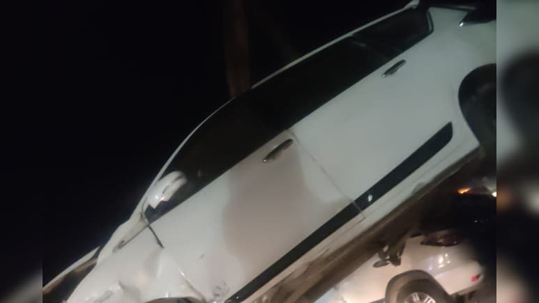 दिल्ली-मुंबई एक्सप्रेसवे पर जबरदस्त हादसा, अज्ञात वाहन से टक्कर के बाद खाई में गिरी कार; 2 की मौत