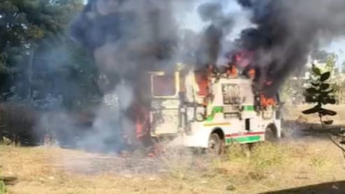 खेल के मैदान में खड़ी एंबुलेंस 108 में लगी आग, पास ही खेल रहे थे बच्चे... इलाके में मच गया हड़कंप