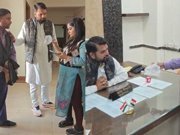 डेंगू मच्छर लेकर निगम पहुंचा नागरिक! रायपुर में विरोध का ऐसा तरीका पहले कभी नहीं देखा गया