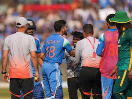 विराट कोहली का पैर छूने वाले युवक को हुई जेल, भारत-साउथ अफ्रीका मैच के बीच मैदान में पहुंच गया था   