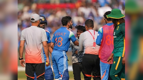 विराट कोहली का पैर छूने वाले युवक को हुई जेल, भारत-साउथ अफ्रीका मैच के बीच मैदान में पहुंच गया था   