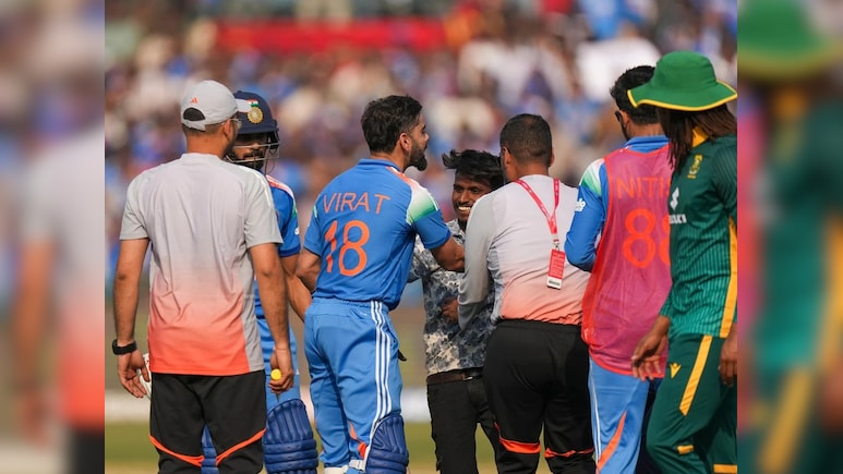 विराट कोहली का पैर छूने वाले युवक को हुई जेल, भारत-साउथ अफ्रीका मैच के बीच मैदान में पहुंच गया था   