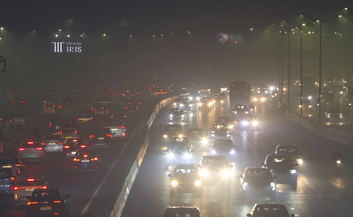 दिल्ली-NCR में 'धूल की चादर' बनी आफत! कहीं स्कूल ऑनलाइन तो कहीं हाइब्रिड मॉडल में चलेगी क्लास