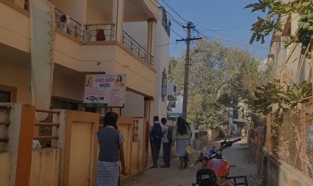 पुणे में कोचिंग क्लास में खून-खराबा! छात्र ने क्लासमेट का गला काटा, मौत