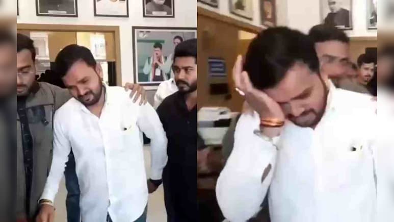 दिल के अरमां आंसुओं में बहे! चुनाव में टिकट नहीं मिला तो फूट-फूट कर रोए नेता जी