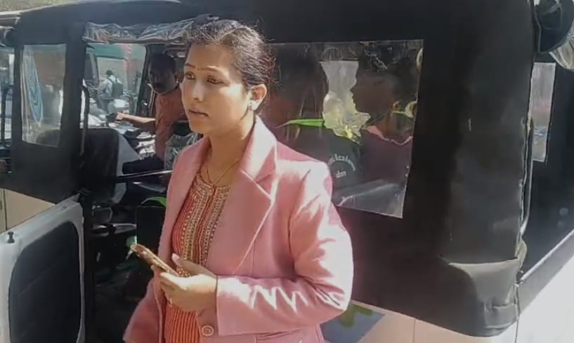 इंदौर SDM प्रिया पटेल ने ओवरलोड रिक्शा रोक बच्चों की जान बचाई