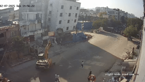 जयपुर में JDA का बड़ा बुलडोजर एक्शन, 5 मंजिला अवैध इमारत को किया ध्वस्त; उठा धूल का गुबार