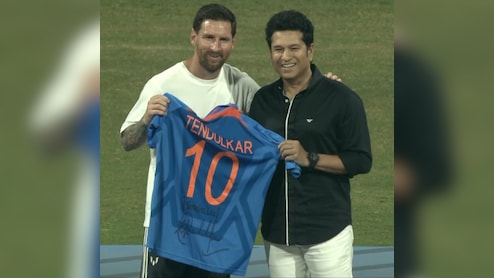 Lionel Messi Goat Tour&nbsp;India: सचिन से मिले मेस्सी, मास्टर ब्लास्टर ने इंडियन जर्सी की गिफ्ट