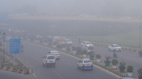 LIVE: 90 ट्रेन लेट, 100 फ्लाइट कैंसिल और 321 डिले, कोहरे से अटकी ट्रेनों और विमानों की पूरी लिस्&zwj;ट देखिए