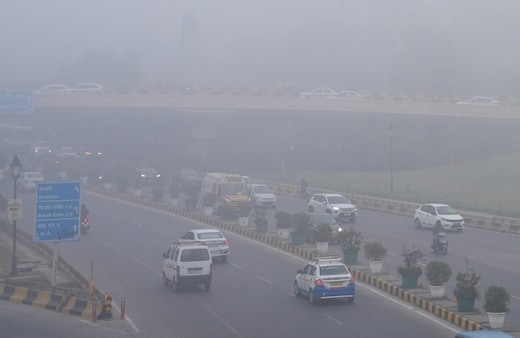 LIVE: 90 ट्रेन लेट, 40 फ्लाइट कैंसिल और 321 डिले, कोहरे के कहर से अटकी ट्रेनों और विमानों की पूरी लिस्‍ट देखिए