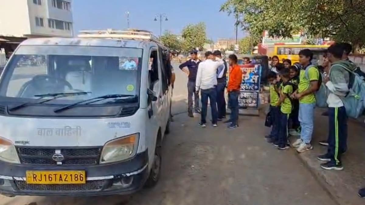 कई स्कूल बसों का चालान काटा गया