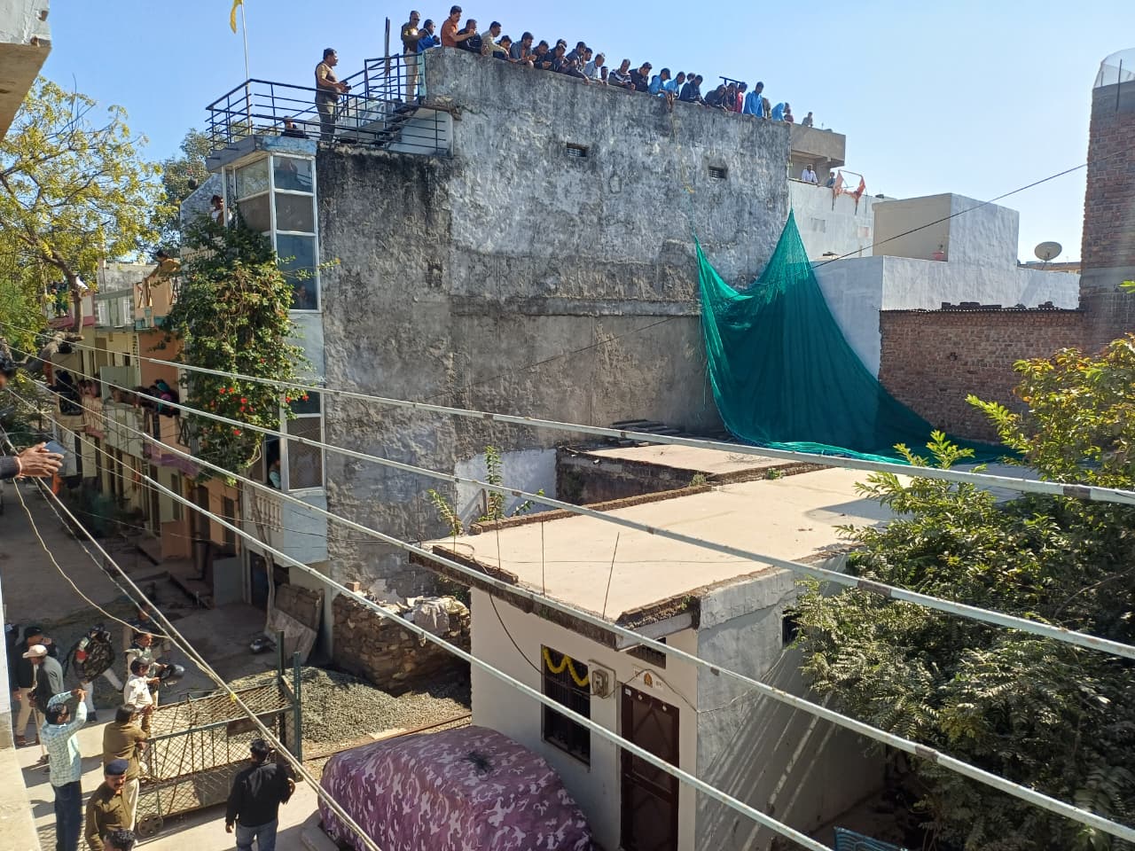 मंदसौर में निर्माणाधीन मकान में स्थानीय लोगों ने तेंदुए को बंद कर दिया. 