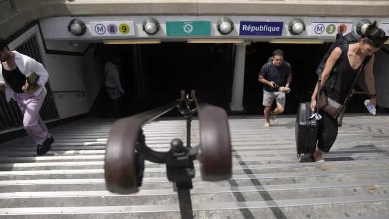 पेरिस मेट्रो में मचा कोहराम, सिरफिरे ने चाकू से किया हमला, 3 महिलाएं घायल