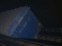 बिहार के जमुई में सीमेंट से लदी मालगाड़ी पटरी से उतरी, 3 डिब्&zwj;बे नदी में गिरे, 10 अन्&zwj;य पलटे