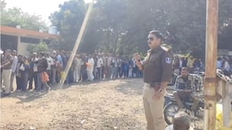 Fertilizer Crisis: मध्य प्रदेश में उर्वरक की किल्लत से अन्नदाताओं में बढ़ा आक्रोश, खाद नहीं, तो वोट नहीं के नारे के साथ चक्का-जाम