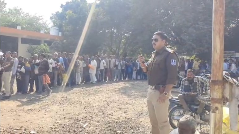 Fertilizer Crisis: मध्य प्रदेश में उर्वरक की किल्लत से अन्नदाताओं में बढ़ा आक्रोश, खाद नहीं, तो वोट नहीं के नारे के साथ चक्का-जाम