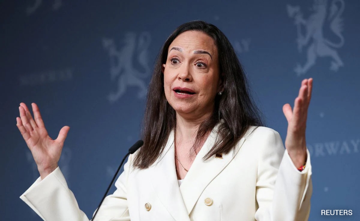 Nobelprijswinnares Maria Machado “doet het goed” ondanks rugblessure, niet meer in Oslo