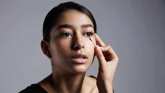 Skincare hacks to remove dark circles naturally.