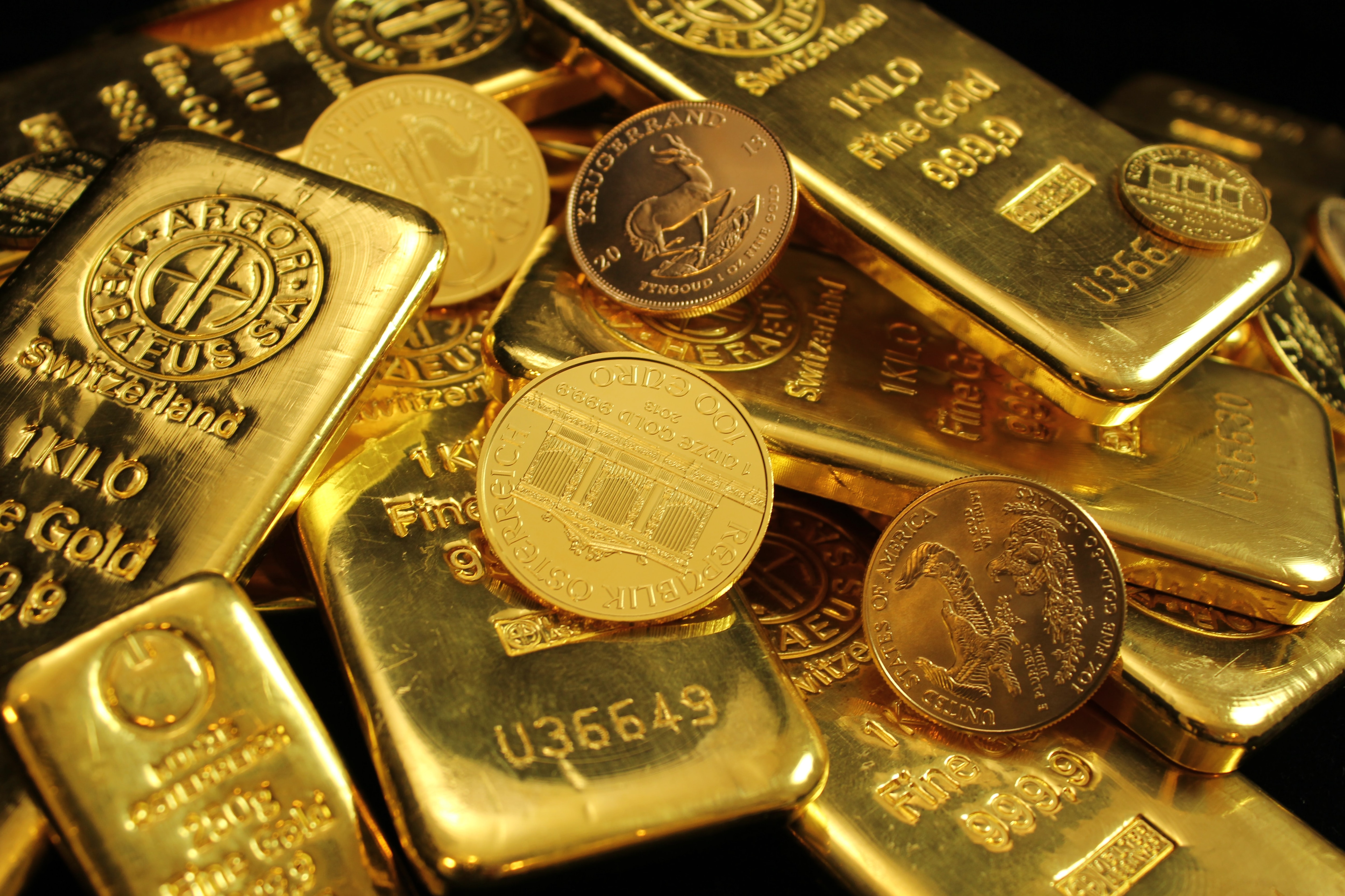 Gold Reaches Rs 88,100 Per 10gm, Silver Rallies To Rs 98,000 Per Kg