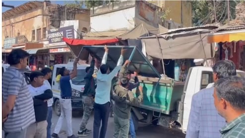 झुंझुनूं में अतिक्रमण के खिलाफ नगर परिषद की सख्त कार्रवाई, पांच ट्रॉली भरकर सामान जब्त