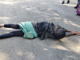 जमीन पर कब्जा छुड़ाने को सड़क पर लोटते हुए जनसुनवाई में पहुंची महिला, रोते-बिलखते लगाई नीमच कलेक्टर से गुहार