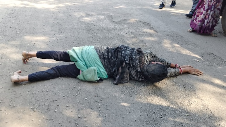 जमीन पर कब्जा छुड़ाने को सड़क पर लोटते हुए जनसुनवाई में पहुंची महिला, रोते-बिलखते लगाई नीमच कलेक्टर से गुहार