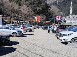 पहाड़ों मे घूमाने ले जाने वालै टैक्सी चालकों का दर्द.. सोने की भी जगह नहीं, सर्द रातों का सितम