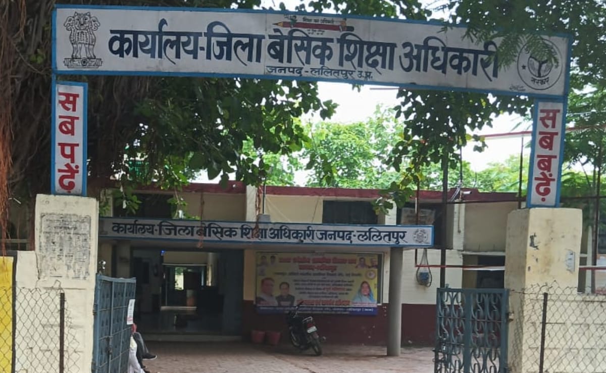 ललितपुर के बेसिक शिक्षा अधिकारी ने आरोपी शिक्षक को निलंबित कर दिया है.