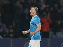 Rasmus Hojlund Brace Shoots Napoli Past Luciano Spallettis Juventus And Top Of Serie A