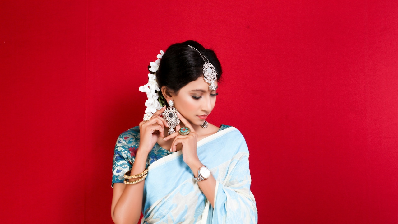 Best Saree Fabrics for Daily Wear: How to Stop Creasing and Clinging Best Saree Fabrics for Daily Wear: How to Stop Creasing and Clinging