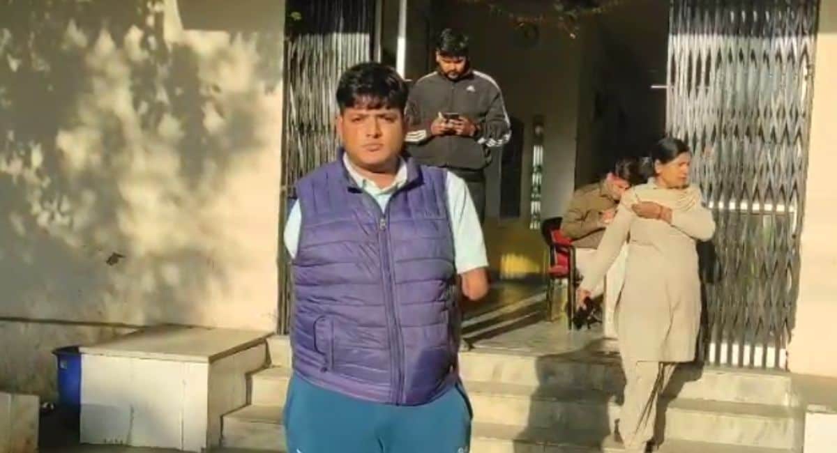 दोनों हाथों से दिव्यांग हिस्ट्रीशीटर को हर सोमवार को थाने की साफ-सफाई करनी होगी. दोनों हाथों से दिव्यांग हिस्ट्रीशीटर को हर सोमवार को थाने की साफ-सफाई करनी होगी.