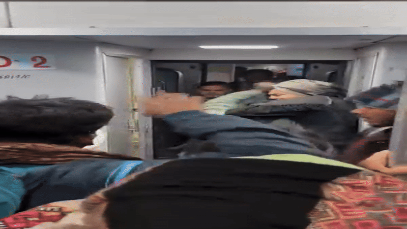 ट्रेन पर चढ़ने के विवाद में इंटरसिटी एक्सप्रेस के यात्रियों में जमकर मारपीट, देखें VIDEO