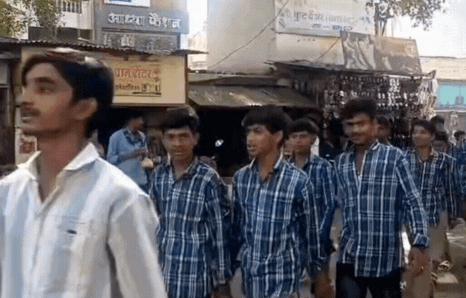 मासूमों का पैदल मार्च! कलेक्टर से लगाई गुहार; कहा- छात्रावास में हो रहा उत्पीड़न और दुर्व्यवहार