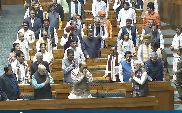 LIVE: PM मोदी लोकसभा में पहुंचे, सत्ता पक्ष जोश में, सांसदों ने लगाए वंदे मातरम के नारे