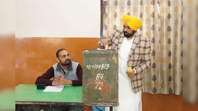 Punjab Local Bodies Polls LIVE: जिला परिषद, पंचायत समिति चुनाव में 12 बजे तक 19% वोटिंग, तरनतारन में पथराव
