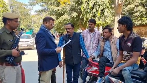 पहली मंजिल पर बना था कलेक्टर ऑफिस, मांग लेकर पहुंचे 14 दिव्यांग; DM ने खुद नीचे आकर लिया ज्ञापन 