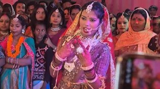 एंट्री पर खुद को अनुष्का शर्मा समझ दुल्हन ने किया ऐसा डांस, देखने वाले रह गए हक्के-बक्के, पूछा- बारात लौट गई क्या