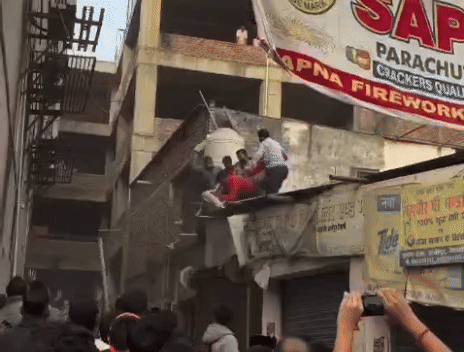 बिहार में इंसानियत शर्मसार! मानसिक कमजोर शख्स को लाठी-डंडों से पीटा, छत से फेंका, फिर कुत्ते से कटवाया, VIDEO