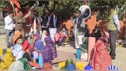 पीएम आवास योजना का फार्म भरने के बाद भी नहीं म&zwj;िला घर, जोरदार प्रदर्शन