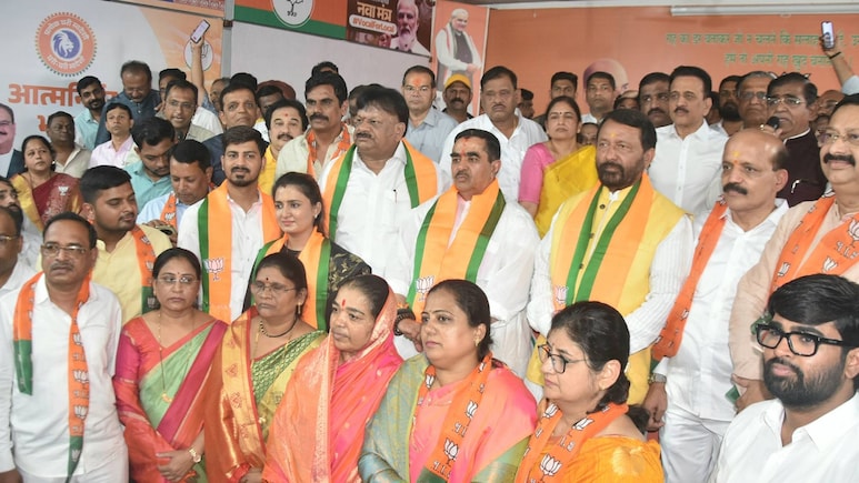 Nashik News : काल डान्स, आज भाजपचा चान्स! नाशिकमध्ये मनसे-उबाठाला मोठा धक्का; एका रात्रीत बदलली निष्ठा