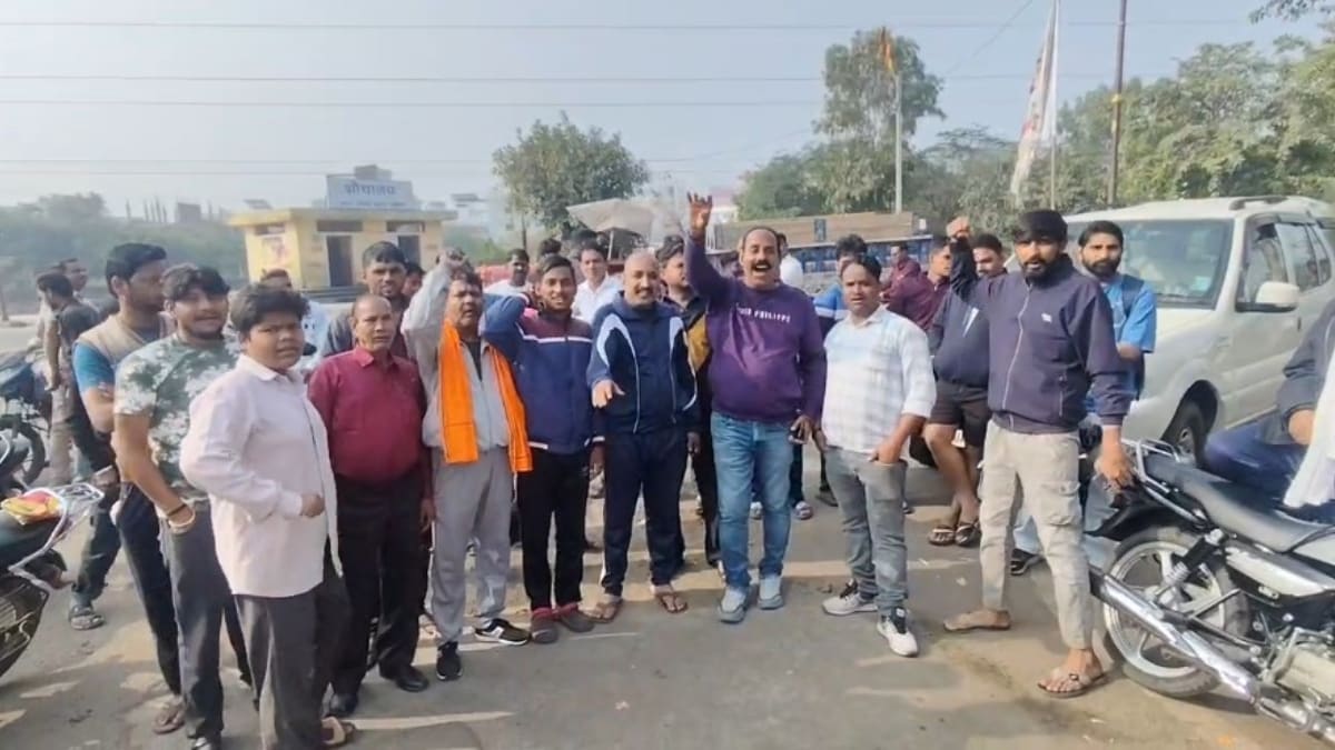 बीजेपी कार्यकर्ताओं ने नारे लगाए और पोस्टर फाड़नेवाले लोगों के खिलाफ कार्रवाई की मांग की