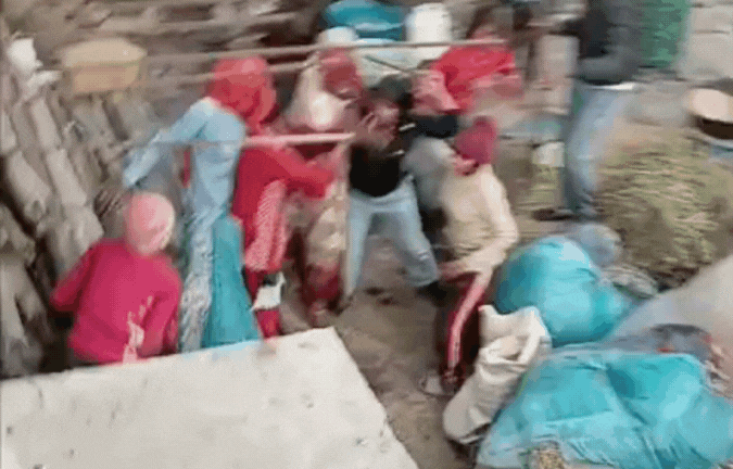 जमीनी विवाद में भिड़ीं बुजुर्ग महिलाएं, लाठियां लेकर दौड़ीं; सोशल मीडिया पर VIDEO वायरल