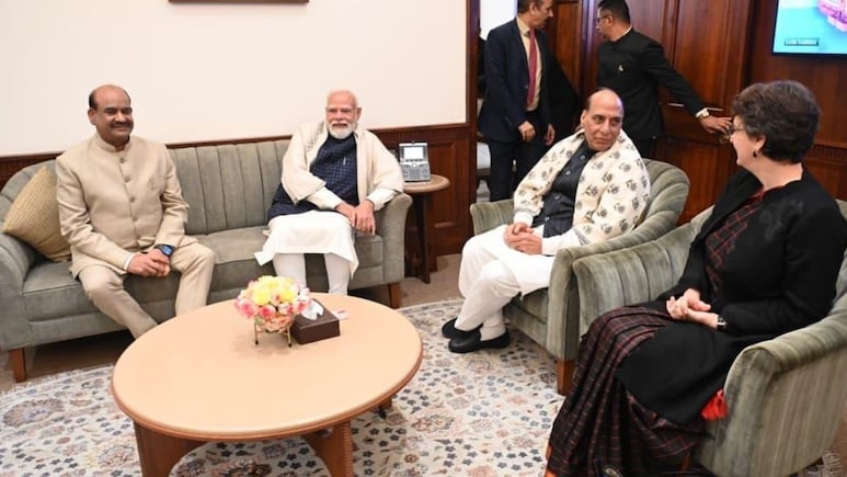 प्रियंका गांधी की बात पर पीएम मोदी ने लगाया ठहाका, सदन में टकराव के बाद स्पीकर की चाय पार्टी में दिखी गर्मजोशी